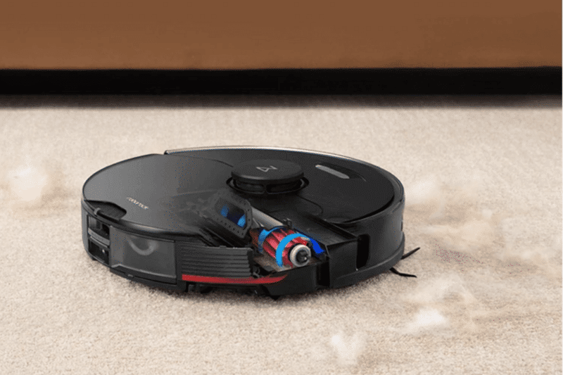 На картинке можно увидеть резиновую щетку Roborock S7 MaxV во время уборки ковра.